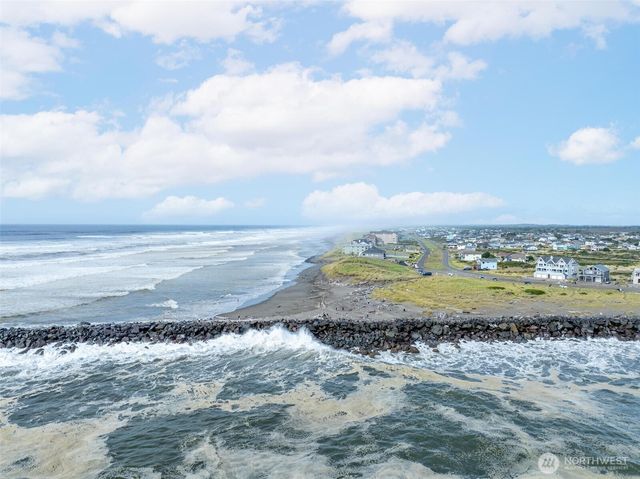 470 W Wind Street, Ocean Shores, WA 98569