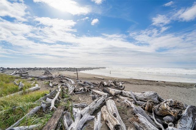 470 W Wind Street, Ocean Shores, WA 98569
