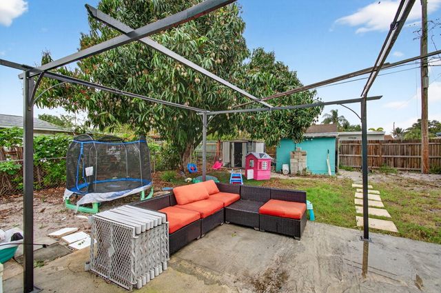 1071 Peak Road, Lake Worth, FL 33462