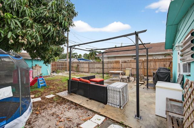 1071 Peak Road, Lake Worth, FL 33462