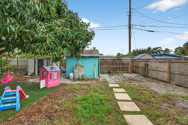 1071 Peak Road, Lake Worth, FL 33462