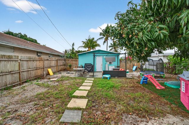 1071 Peak Road, Lake Worth, FL 33462