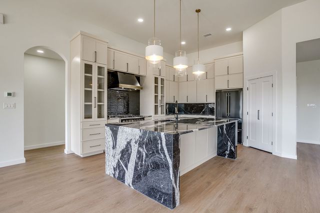 208 N Mountain Ridge, Cresson, TX 76035