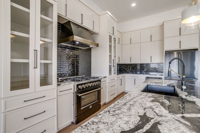 208 N Mountain Ridge, Cresson, TX 76035