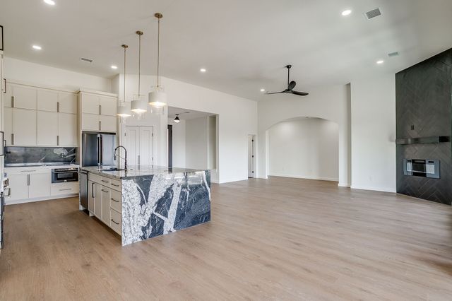 208 N Mountain Ridge, Cresson, TX 76035