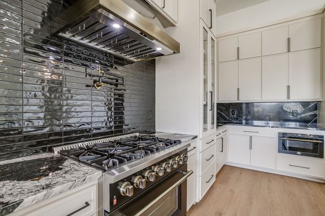 208 N Mountain Ridge, Cresson, TX 76035