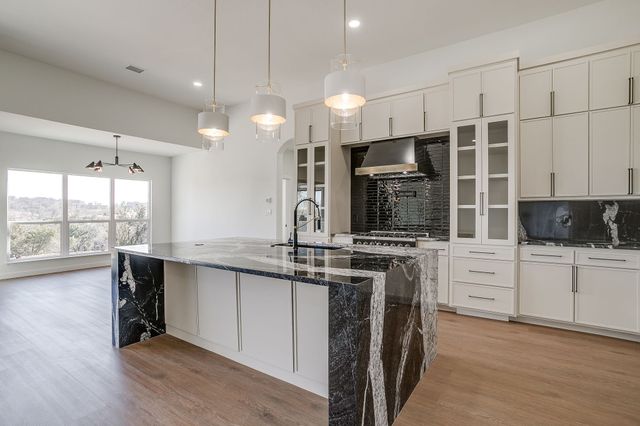 208 N Mountain Ridge, Cresson, TX 76035