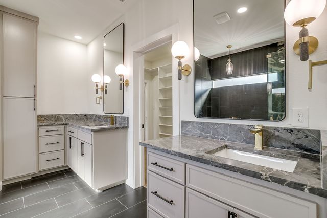 208 N Mountain Ridge, Cresson, TX 76035