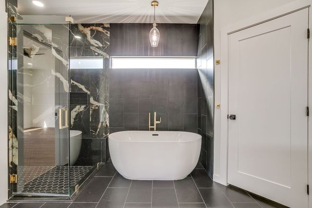 208 N Mountain Ridge, Cresson, TX 76035