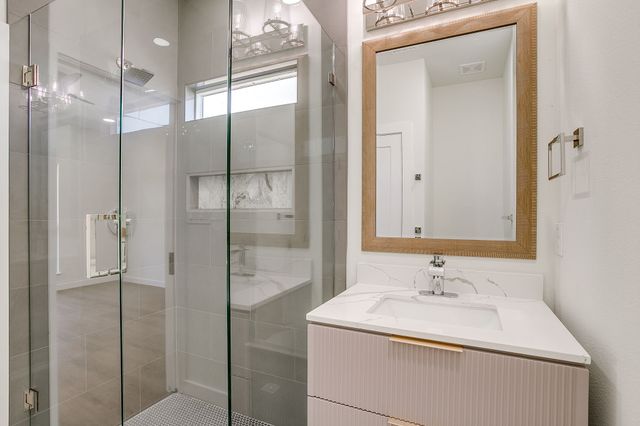 208 N Mountain Ridge, Cresson, TX 76035