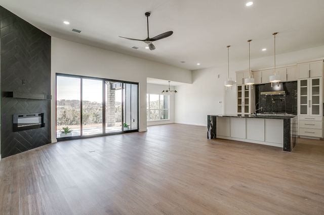 208 N Mountain Ridge, Cresson, TX 76035