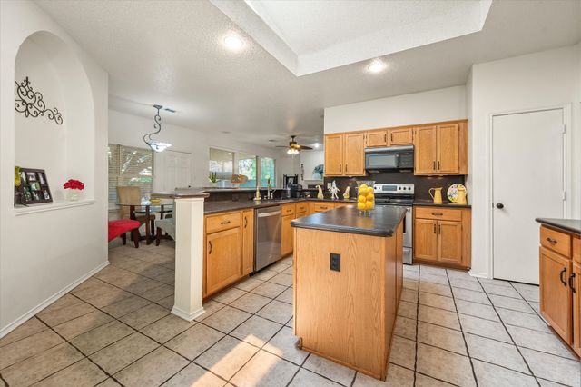 6307 Pierce Arrow Drive, Arlington, TX 76001