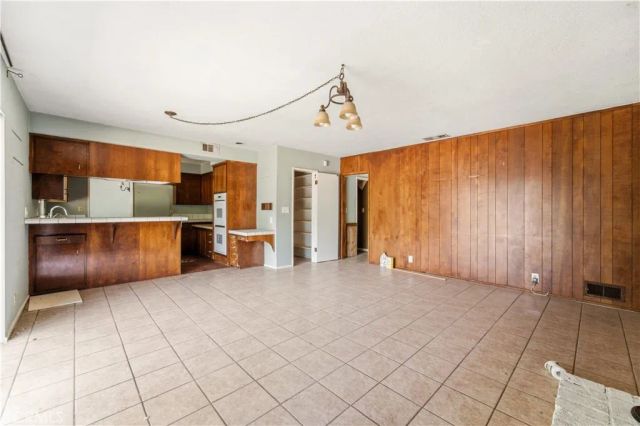 23347 Collins Street, Woodland Hills, CA 91367