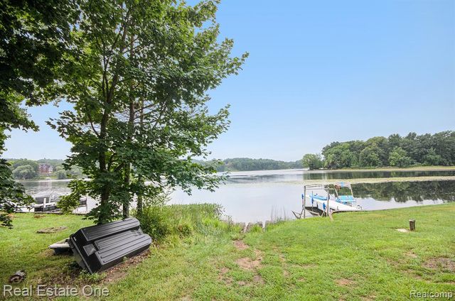12161 Della Drive, Brighton, MI 48114