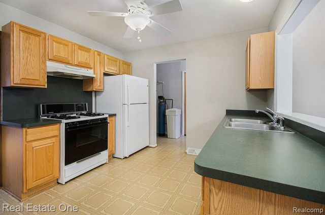 12161 Della Drive, Brighton, MI 48114
