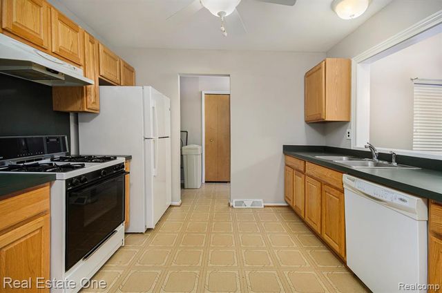 12161 Della Drive, Brighton, MI 48114