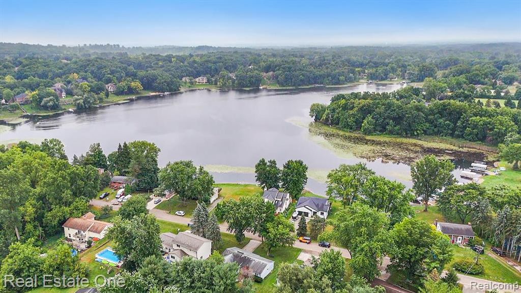 12161 Della Drive, Brighton, MI 48114