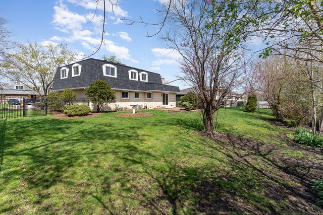 8559 S Broadmoor Drive, Palos Hills, IL 60465