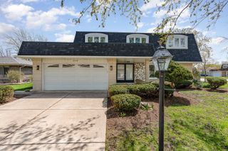8559 S Broadmoor Drive, Palos Hills, IL 60465