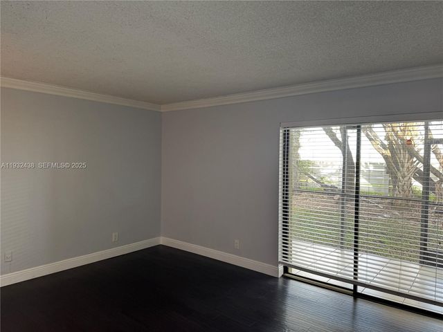 185 Lakeview Dr 101, Weston, FL 33326