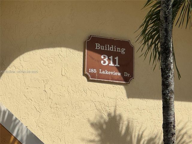 185 Lakeview Dr 101, Weston, FL 33326