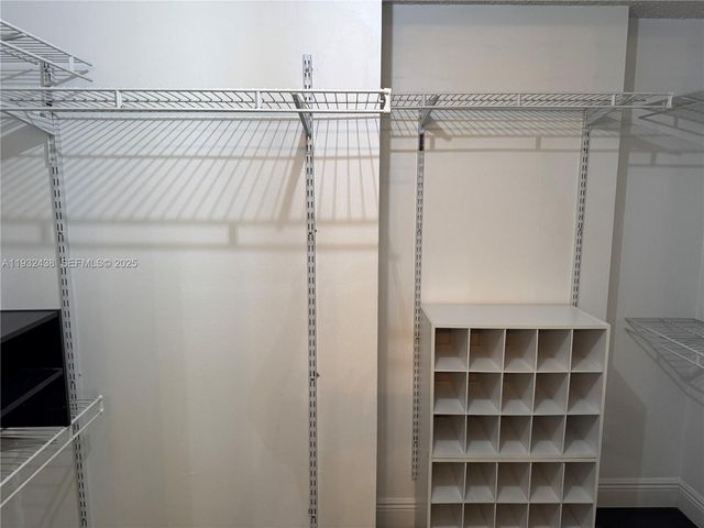 185 Lakeview Dr 101, Weston, FL 33326