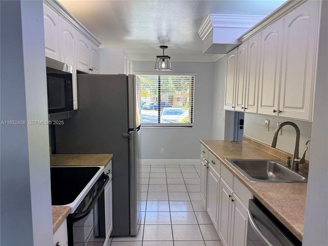 185 Lakeview Dr 101, Weston, FL 33326