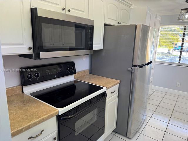 185 Lakeview Dr 101, Weston, FL 33326