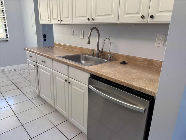 185 Lakeview Dr 101, Weston, FL 33326