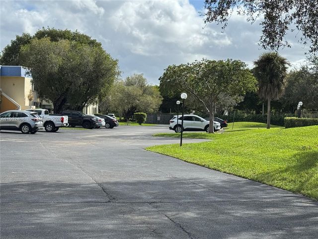 185 Lakeview Dr 101, Weston, FL 33326