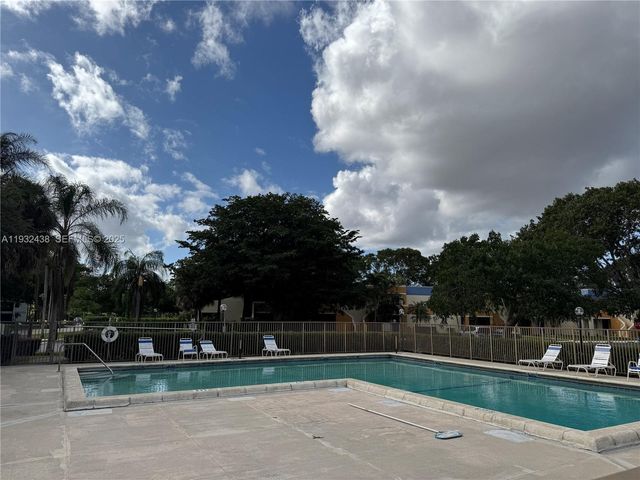 185 Lakeview Dr 101, Weston, FL 33326