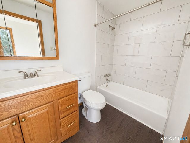 200 Laura Lane B9, Rocky Hill, CT 06067