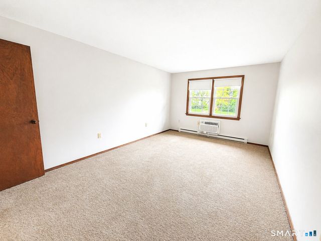200 Laura Lane B9, Rocky Hill, CT 06067