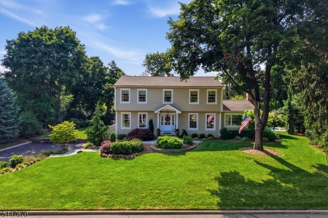 11 Briarwood Ct, Woodcliff Lake Boro, NJ 07677