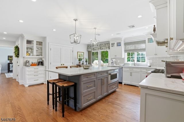 11 Briarwood Ct, Woodcliff Lake Boro, NJ 07677