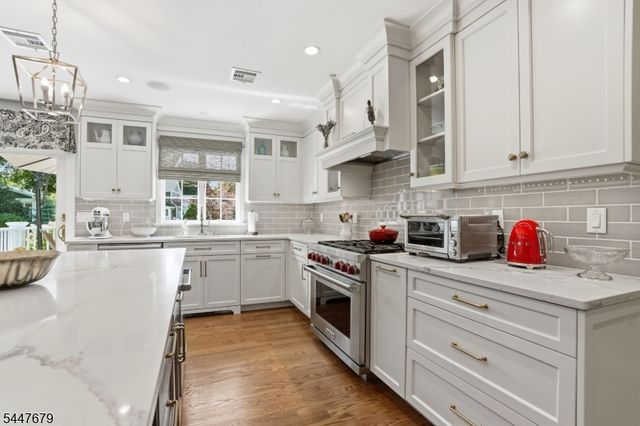 11 Briarwood Ct, Woodcliff Lake Boro, NJ 07677