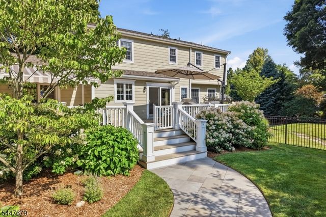 11 Briarwood Ct, Woodcliff Lake Boro, NJ 07677