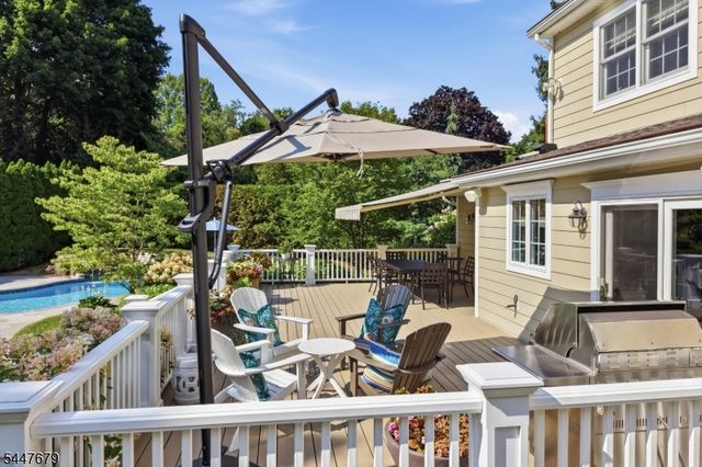 11 Briarwood Ct, Woodcliff Lake Boro, NJ 07677