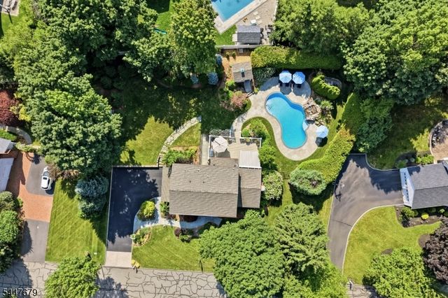 11 Briarwood Ct, Woodcliff Lake Boro, NJ 07677