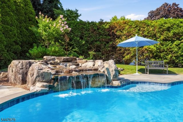 11 Briarwood Ct, Woodcliff Lake Boro, NJ 07677