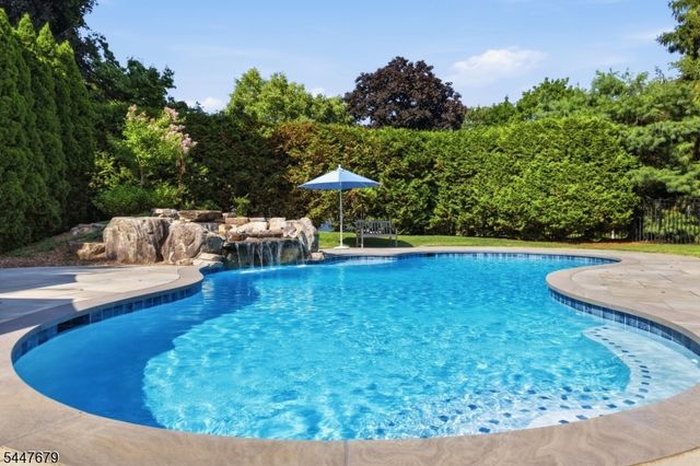 11 Briarwood Ct, Woodcliff Lake Boro, NJ 07677