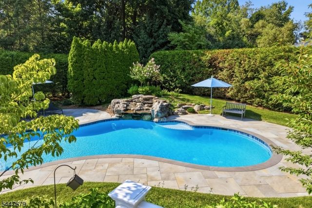 11 Briarwood Ct, Woodcliff Lake Boro, NJ 07677
