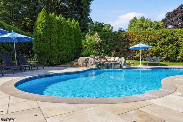 11 Briarwood Ct, Woodcliff Lake Boro, NJ 07677