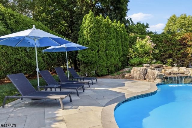 11 Briarwood Ct, Woodcliff Lake Boro, NJ 07677