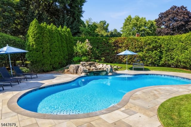 11 Briarwood Ct, Woodcliff Lake Boro, NJ 07677