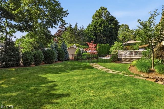 11 Briarwood Ct, Woodcliff Lake Boro, NJ 07677