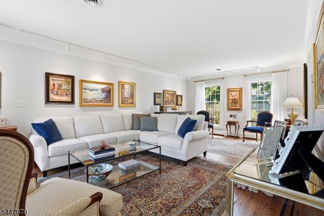 11 Briarwood Ct, Woodcliff Lake Boro, NJ 07677
