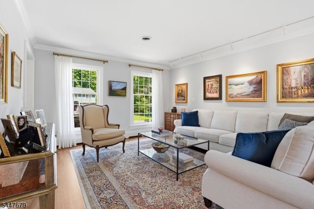 11 Briarwood Ct, Woodcliff Lake Boro, NJ 07677