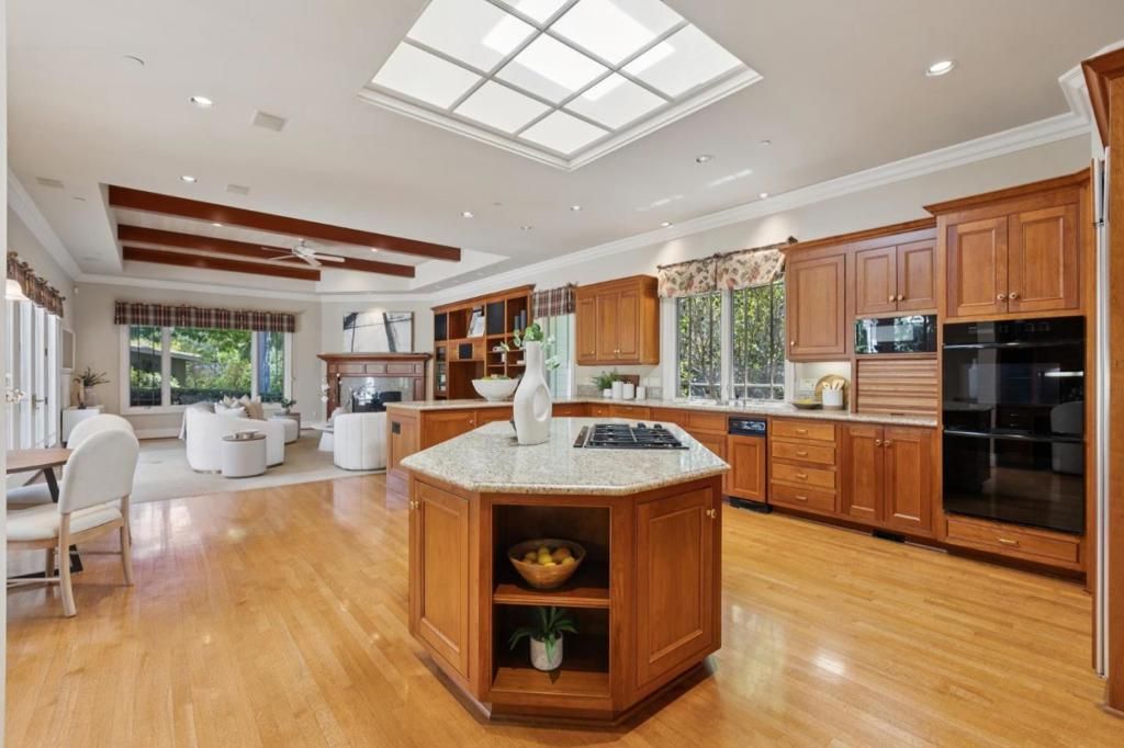 Image 12 of property listing at 14810 Farwell Avenue, Saratoga, CA 95070