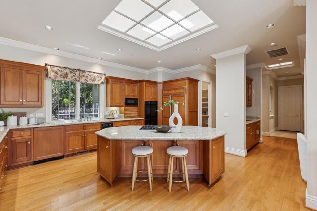 Image 13 of property listing at 14810 Farwell Avenue, Saratoga, CA 95070